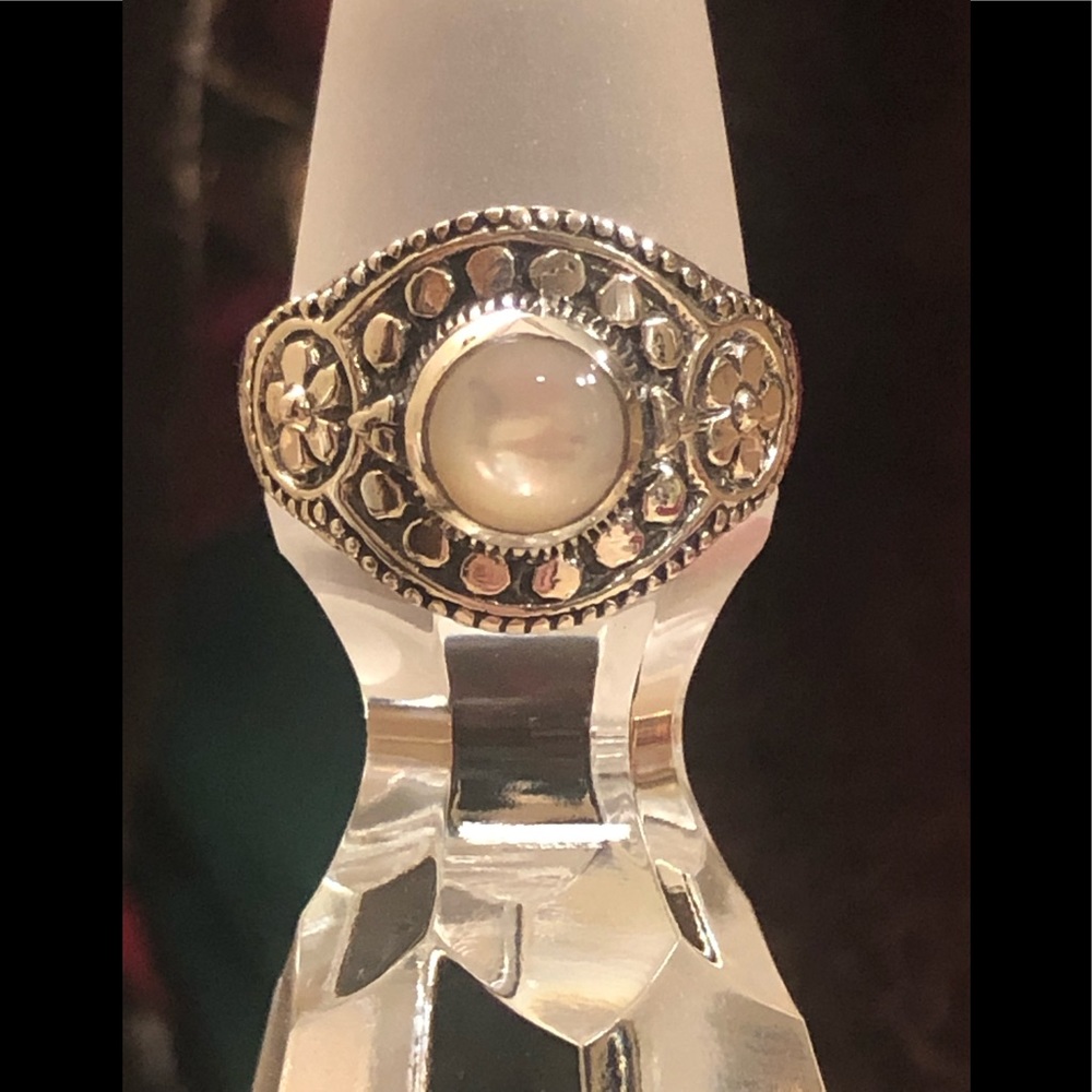 🎁 Sterling Silver and Mother of Pearl Ring ~